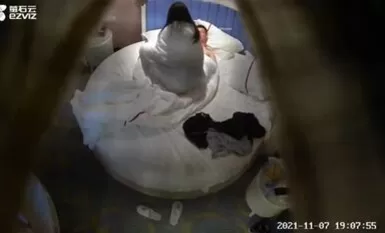 "Camera an ninh khách sạn EZVIZ Cloud" bị rò rỉ mới nhất đã quay lén một học sinh trường kỹ thuật mang cặp đi học không mất trinh.