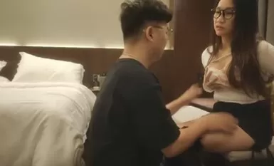 中国人不骗中国人约战极品眼镜御姐，兔女郎装扮黑丝高跟鞋，蹲着深喉口交拉手后入，骑乘侧入猛操