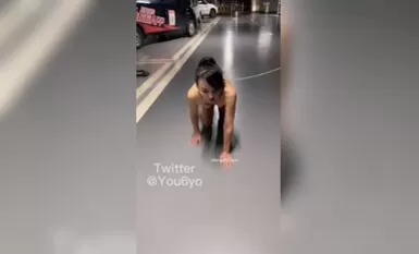 最新超顶露出狂人淫妻▌悠悠姐 ▌金主地下车库狗链调教全裸骚货母狗 言听计从来回爬行人型宠物 口塞吃鸡超级骚货