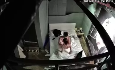 Lelaki yang bersemangat itu membawa beberapa set pakaian dalam seksi dan stoking kepada teman wanitanya dan memintanya memakainya sebelum melakukan hubungan seks dengan gadis berwajah bulat dan comel itu.