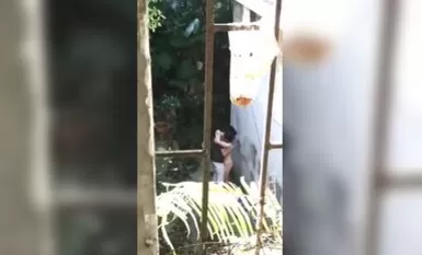 窗外偷窥 楼下小夫妻吵架吵着吵着 直接把衣服脱光了开炮