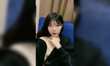 高顏值女神【七喜少女】豪華飯店裡面自慰，白虎騷逼，說話奶聲奶氣的