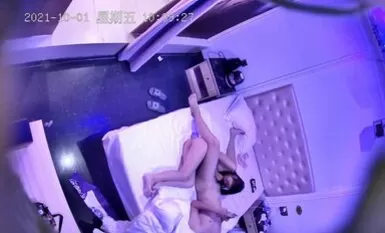 Sa Pambansang Araw, isang batang mag-asawa ang nagbukas ng silid upang makipagtalik habang nanonood ng mga pelikula sa kanilang mga mobile phone habang nagse-sex. Natuto sila ng iba't ibang posisyon sa AV at sinubukan ang high-definition na 720P na ul