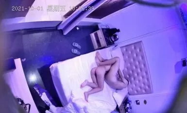 Sa Pambansang Araw, isang batang mag-asawa ang nagbukas ng silid para makipagtalik habang nanonood ng mga video sa kanilang mga mobile phone at nag-aaral ng iba't ibang posisyon sa AV. Sinubukan nila ang high-definition na 720P na ultra-clear na bersy