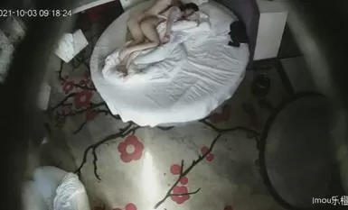 大白圓床房週末約美乳嬌嫩女友開房睡得迷迷糊糊拽過來就爆操