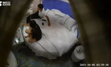 飯店偷拍甄選情趣圓床房1男遊走2姊妹之間1哭2鬧3操逼被操的時候騷勁老公操我我好癢