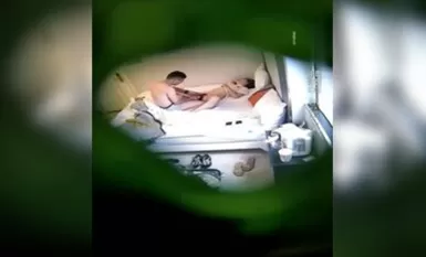 แฮ็ก [กล้องรักษาความปลอดภัย] ของโรงแรมแอบถ่ายคนงานปกขาวสวมแว่นกำลังมีเพศสัมพันธ์กับเพื่อนร่วมงานหญิงจากที่ทำงานเมื่อวันอาทิตย์ ก่อนที่จะเช็คอินเข้าไปในห้องและใช้เครื่องสั่นขนาดเล็กเพื่ออุ่นเครื่อง