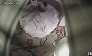 精彩稀缺露背晚礼服漂亮妹子喝醉酒神志不清被强上破处 穿着衣服急不可待就给操了