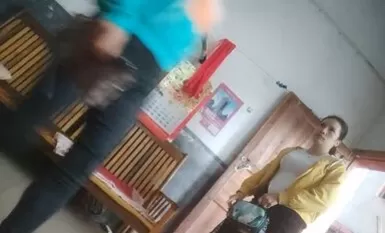 农民工探花鸡窝暗拍其他嫖客来挑妹子自己也挑了两个妹子吃快餐态度一个比一个差催时间