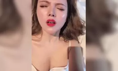 高颜值外围女，喜欢独自一人自拍，一对奶子很养眼 (1）