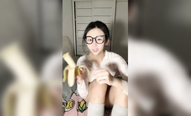 Tác phẩm mới ra mắt tháng 1 năm 2024: Khoảnh khắc gợi cảm trong ký túc xá của nữ sinh [Thích ăn bánh pudding nhỏ] Mông to trắng nõn mềm mại, âm hộ căng mọng, đút đạo cụ vào lỗ và cô ấy hét lên (5 )