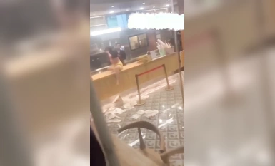 4月7號重慶霸王茶姬大瓜！一女子直接坐在奶茶店的櫃檯上將自己的衣服脫掉店員滿臉無奈只好偷偷曝光一下現場無碼視頻流出