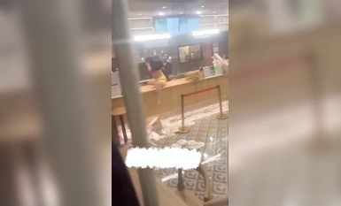 4月7號重慶霸王茶姬大瓜！一女子直接坐在奶茶店的櫃檯上將自己的衣服脫掉店員滿臉無奈只好偷偷曝光一下現場無碼視頻流出