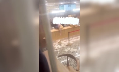 4月7號重慶霸王茶姬大瓜！一女子直接坐在奶茶店的櫃檯上將自己的衣服脫掉店員滿臉無奈只好偷偷曝光一下現場無碼視頻流出