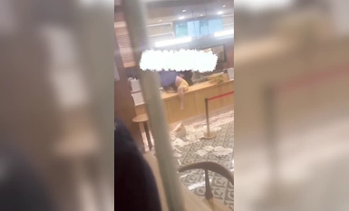 4月7號重慶霸王茶姬大瓜！一女子直接坐在奶茶店的櫃檯上將自己的衣服脫掉店員滿臉無奈只好偷偷曝光一下現場無碼視頻流出