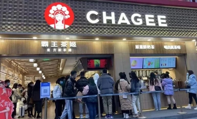 4月7號重慶霸王茶姬大瓜！一女子直接坐在奶茶店的櫃檯上將自己的衣服脫掉店員滿臉無奈只好偷偷曝光一下現場無碼視頻流出