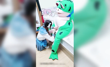 淫慾反差美少女【軟軟兔Lt774523412】網紅痞帥青蛙操百褶裙學生妹，緊致粉嫩小穴無法抵擋的誘惑 被乾的哭腔呻吟 讓小母狗體驗極致快樂