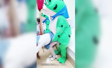 淫慾反差美少女【軟軟兔Lt774523412】網紅痞帥青蛙操百褶裙學生妹，緊致粉嫩小穴無法抵擋的誘惑 被乾的哭腔呻吟 讓小母狗體驗極致快樂