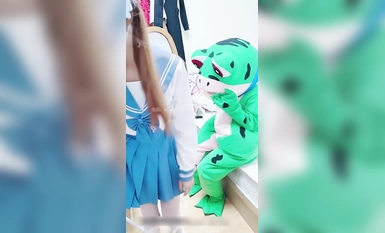 淫慾反差美少女【軟軟兔Lt774523412】網紅痞帥青蛙操百褶裙學生妹，緊致粉嫩小穴無法抵擋的誘惑 被乾的哭腔呻吟 讓小母狗體驗極致快樂