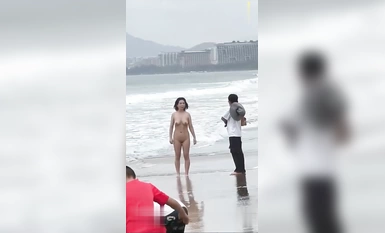 抖音吃瓜 4月9  海南三亚湾 海滩惊现裸女  当着小孩的面全裸露出