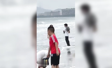 抖音吃瓜 4月9  海南三亚湾 海滩惊现裸女  当着小孩的面全裸露出