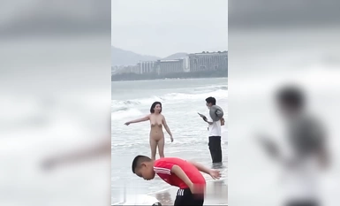 抖音吃瓜 4月9  海南三亚湾 海滩惊现裸女  当着小孩的面全裸露出