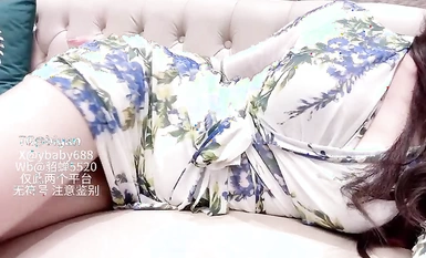 Maliit na Diao Chan - Isang kabaligtaran na asong babae sa isang mabulaklak na palda ay binubuksan ang kanyang laman, ikinakalat ang kanyang puki, sinira ang kanyang klitoris at nagsasalsal para sa tukso