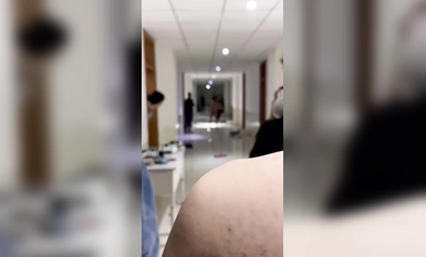 抖音大瓜 今日内蒙古集宁师范学院 一女大学生 在男宿舍楼里脱光衣服 全裸大闹打砸 多名老师都控制不住