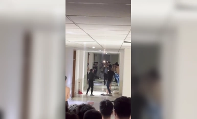 抖音大瓜 今日内蒙古集宁师范学院 一女大学生 在男宿舍楼里脱光衣服 全裸大闹打砸 多名老师都控制不住