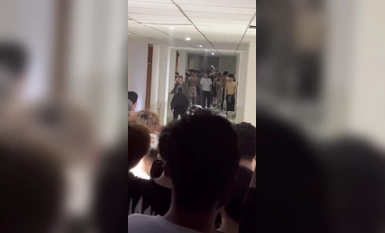 抖音大瓜 今日内蒙古集宁师范学院 一女大学生 在男宿舍楼里脱光衣服 全裸大闹打砸 多名老师都控制不住