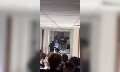 抖音大瓜 今日内蒙古集宁师范学院 一女大学生 在男宿舍楼里脱光衣服 全裸大闹打砸 多名老师都控制不住