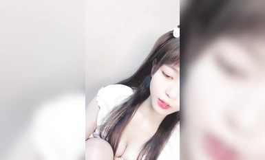 2024年2月新作，清純指數最高的19歲嫩妹【金鏟鏟】大學生身懷名器，無毛白虎，一線天，這次很爽快，全脫了難得 (1)