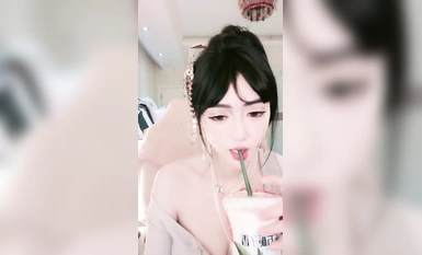 極品尤物網紅女神【最美】吊帶絲襪脫衣舞！雙指扣弄騷穴，粗大假吊抽插，騎乘位套弄。高潮淫水直流爽翻