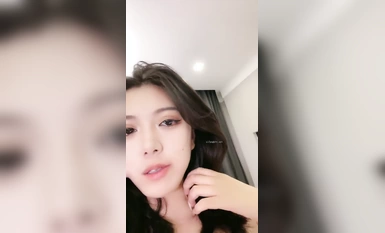 2024年2月新作，頂級顏值女模特【女模小草莓】掐脖子，無套狂操，白漿直流，渣男一點兒也不憐香惜玉狂干！ (1)