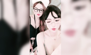 網紅尤物小騷貨【最美】和閨蜜一起雙女激情！吊帶絲襪黑框眼鏡，掰穴輪流展示，粗大震動棒抽插，美女極度淫騷