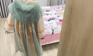 Lolita kecil berkepala bola yang comel [Sos Meow Meow] Gadis tidak matang di sebelah memakai skirt Hanfu dan mengambil inisiatif untuk menaikkan punggungnya untuk mengecilkan kemaluan ayahnya. Siapa yang tidak suka jalang kecil yang proaktif itu?