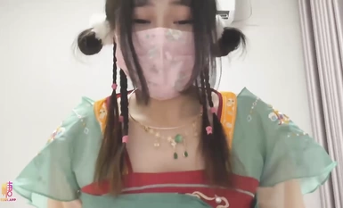 Lolita kecil berkepala bola yang comel [Sos Meow Meow] Gadis tidak matang di sebelah memakai skirt Hanfu dan mengambil inisiatif untuk menaikkan punggungnya untuk mengecilkan kemaluan ayahnya. Siapa yang tidak suka jalang kecil yang proaktif itu?