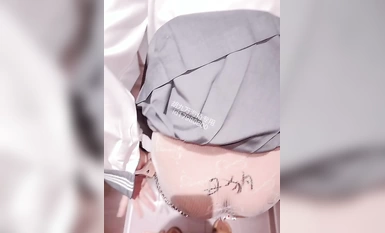 海角反差婊-【胡九萬（原小芳姐姐）】九萬原創白絲九萬被粉絲帶去公共廁所無套爆艹內射外面還有人在