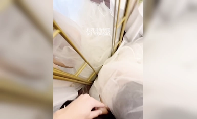 The Cape Contrast Bitch - [Hu Jiuzhan (former sister of Xiaofang)] Jiuzhan original wearing a wedding dress was exposed to fuck is cool when the teacher phone call was shocked squirting water