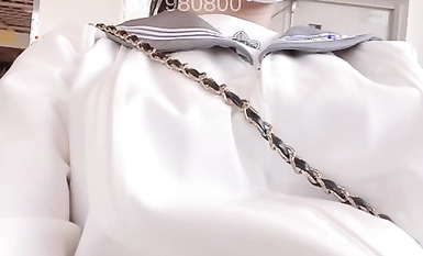 海角反差婊-【胡九萬（原小芳姐姐）】九萬原創遠程式控制制跳蛋去宜家購物最終噴了粉絲一車的水粉絲差點跳起來