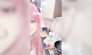 武漢18歲【少蘿沒人愛】騷舞拳交~刮毛囚籠~多道具自慰！ (10)