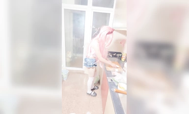 武漢18歲【少蘿沒人愛】騷舞拳交~刮毛囚籠~多道具自慰！ (10)