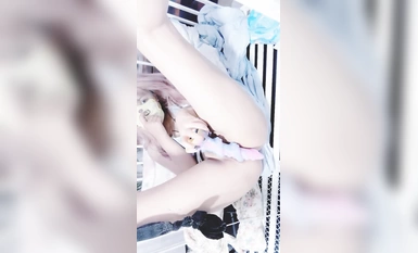 武漢18歲【少蘿沒人愛】騷舞拳交~刮毛囚籠~多道具自慰！ (9)