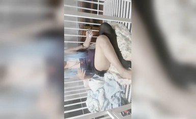 武漢18歲【少蘿沒人愛】騷舞拳交~刮毛囚籠~多道具自慰！ (5)