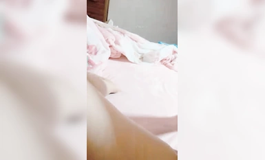 Vũ Hán 18 tuổi [Cô gái trẻ không được yêu thương] Nhảy múa, cạo lồng và thủ dâm với nhiều đạo cụ! (1)