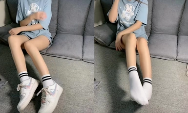 Kaki yang menghina dan menghina [Original running paopaoyw] Seorang gadis sekolah yang baru sahaja selesai berlari dengan stoking kapas putih kotor selama seminggu menghina dan memalukan peninjuan kaki ayam palsu SM, memakai kasut putih dan menghancurkan 