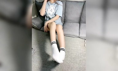 Kaki yang menghina dan menghina [Original running paopaoyw] Seorang gadis sekolah yang baru sahaja selesai berlari dengan stoking kapas putih kotor selama seminggu menghina dan memalukan peninjuan kaki ayam palsu SM, memakai kasut putih dan menghancurkan 