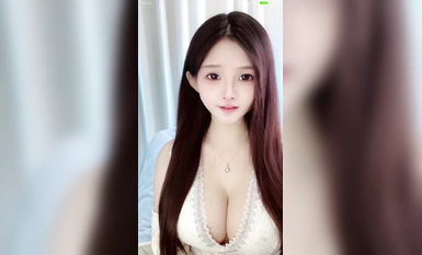 ネットフリックスの女神、世界で最も美しい胸、そして最も素晴らしい顔を持つ女神がついにその姿を現した！