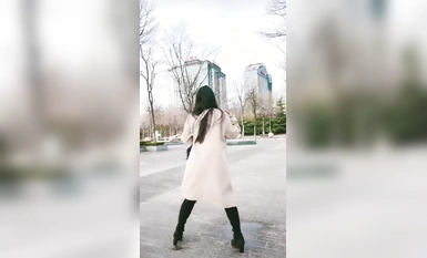 広場で太極拳をしていた美しい女性が、後ろにいた老人に見つかりそうになった。