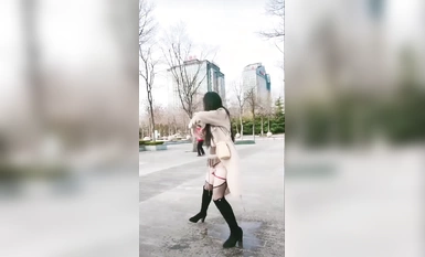 広場で太極拳をしていた美しい女性が、後ろにいた老人に見つかりそうになった。